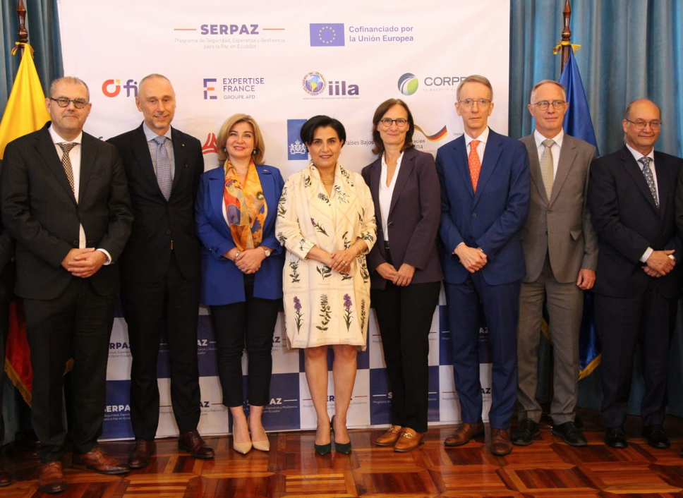 De izquierda a derecha constan: Sr. Mark Van de Vreken, Embajador de Bélgica en Perú, concurrente ante Ecuador; Sr. Giovanni Davoli, Embajador de Italia en Ecuador; Jekaterina Doródnova, Embajadora de le la Unión Europea en Ecuador; Gabriela Sommerfeld, Ministra de Relaciones Exteriores y Movilidad Humana; Erica Gerretsen, directora de la Dirección de Desarrollo Humano, Migración, Gobernanza y Paz de la Comisión Europea; Sr. Philippe Jean Andre Létrilliart, Embajador de Francia en Ecuador; Sr. Jens Peter Lütkenherm, Embajador de Alemania en Ecuador; Sr. Enrique Yturriaga, Embajador de España en Ecuador.